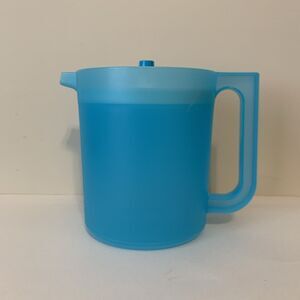 Tupperware Pitcher Blue 1.5 Quart with Push Button Lid White and Blue 1575-12